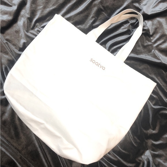 NWOT ❤️ Saatva Oversized White Canvas Tote Bag, Two Handles, 22” Wide X 17” Tall - Picture 1 of 5